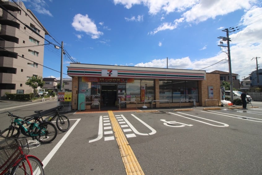 セブンイレブン(コンビニ)まで553m フジパレス初芝駅南Ⅲ番館