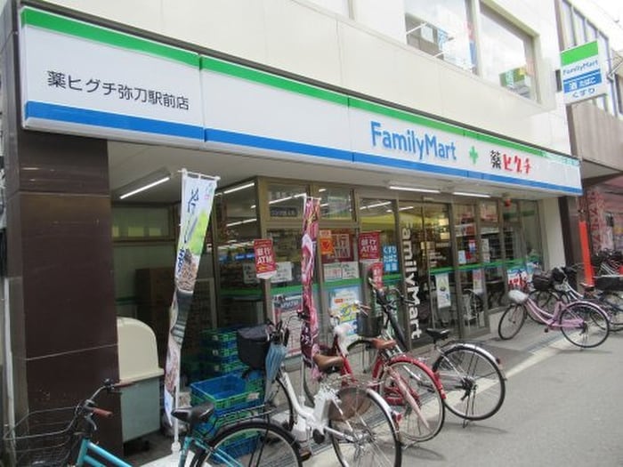 ファミリーマート薬ﾋｸﾞﾁ弥刀駅前店(コンビニ)まで370m グローリア西昇