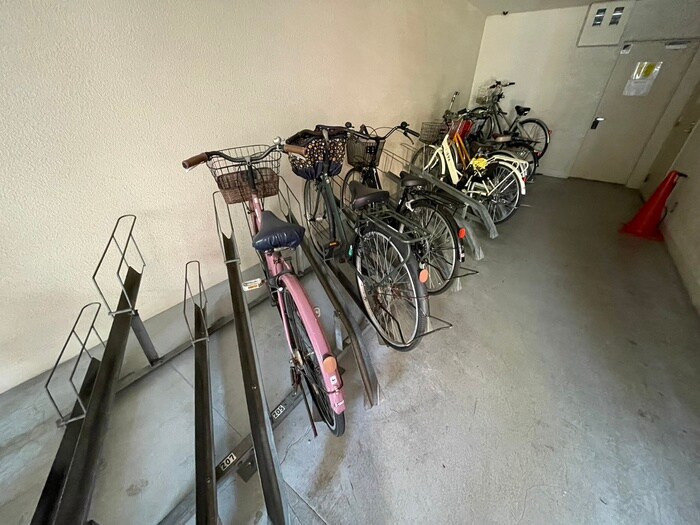 駐輪場 アンティオキア