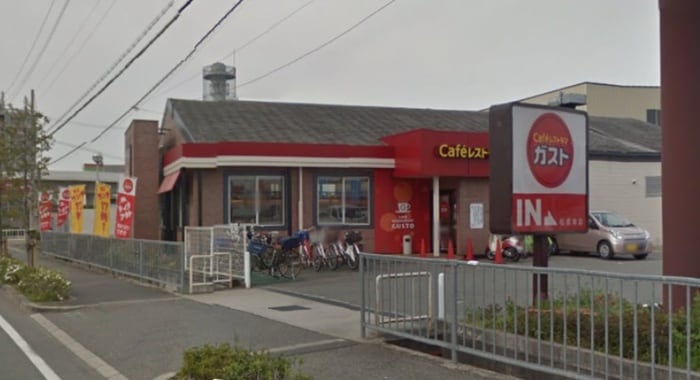 ガスト(その他飲食（ファミレスなど）)まで600m ＴＷＩＮ　ＨＩＬＬ松幸苑３号棟