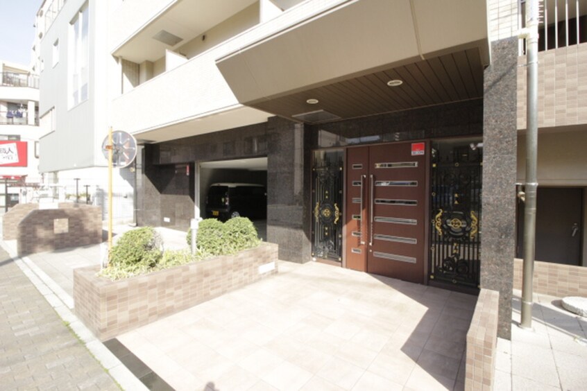 エントランス部分 ＴＨＲＥＥ　ＤＥＥＲ