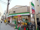 ファミリーマート豊中駅西口店(コンビニ)まで55m エスカルエイワ