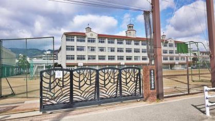 本庄中学校(中学校/中等教育学校)まで1160m メゾン・ド・芦屋ウエスト