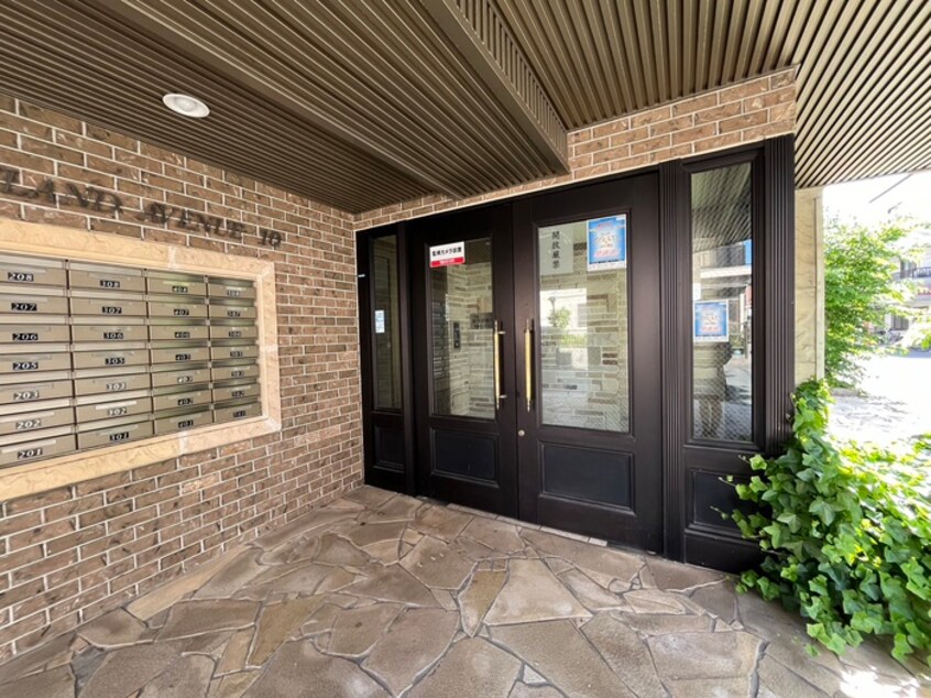 エントランス部分 ｲﾝｸﾞﾗﾝﾄﾞｱｳﾞｪﾆｭ-10番館