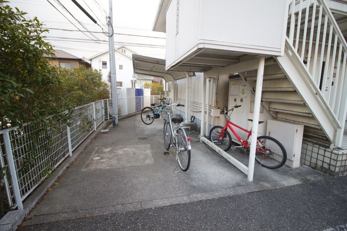 駐輪場 学園カリス