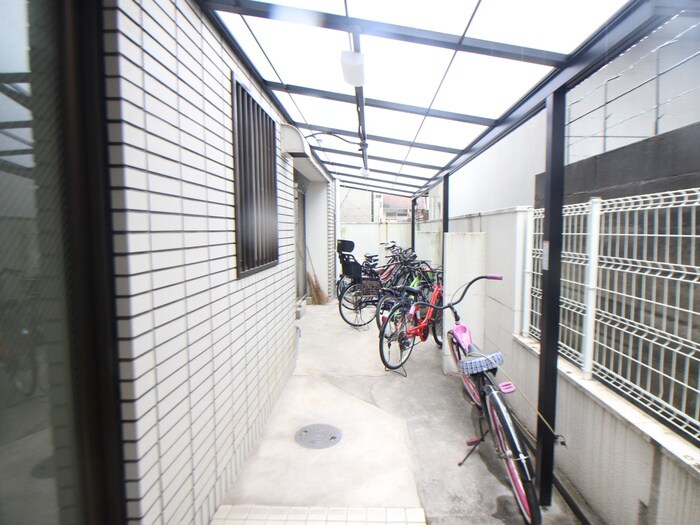 駐輪場 金剛エマリーコート