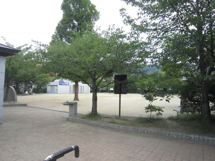 津知公園(公園)まで190m ロ－ズコ－ト芦屋