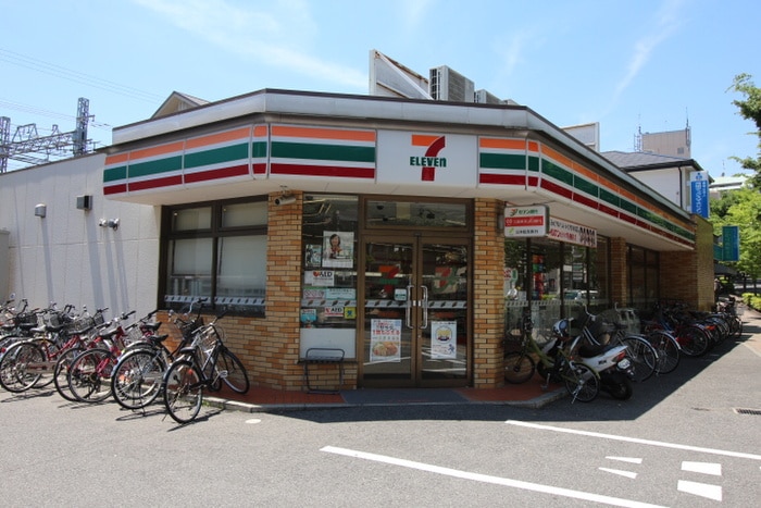 セブンイレブン(コンビニ)まで670m ロ－ズコ－ト芦屋