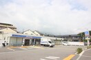 ローソン西宮愛宕山店(コンビニ)まで28m 門戸岡田町貸家D棟