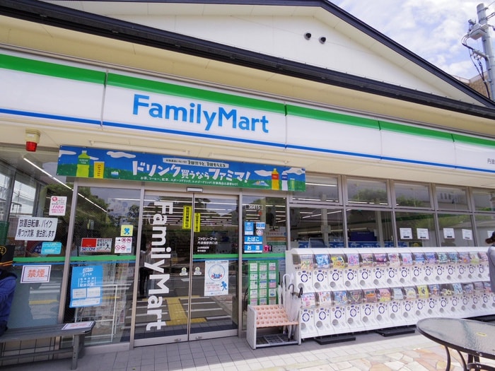 ファミリーマート(コンビニ)まで180m ヴォーグ丹波橋