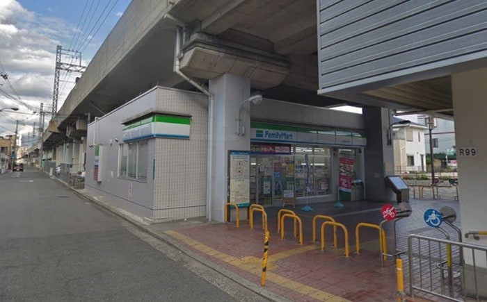 ファミリーマート南海湊駅前店(コンビニ)まで600m Ｔ・Ａ西湊町１丁