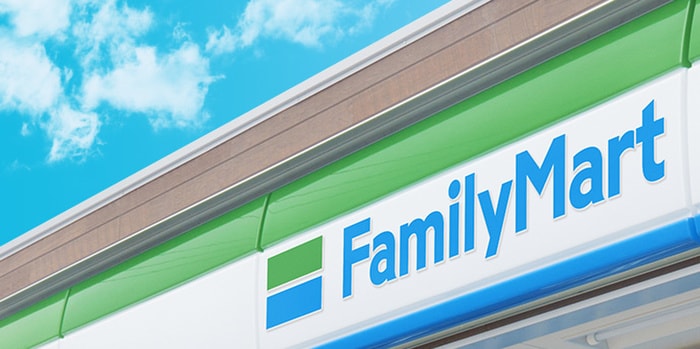 ファミリーマート西宮桜谷町店(コンビニ)まで340m ロイヤル城ヶ堀