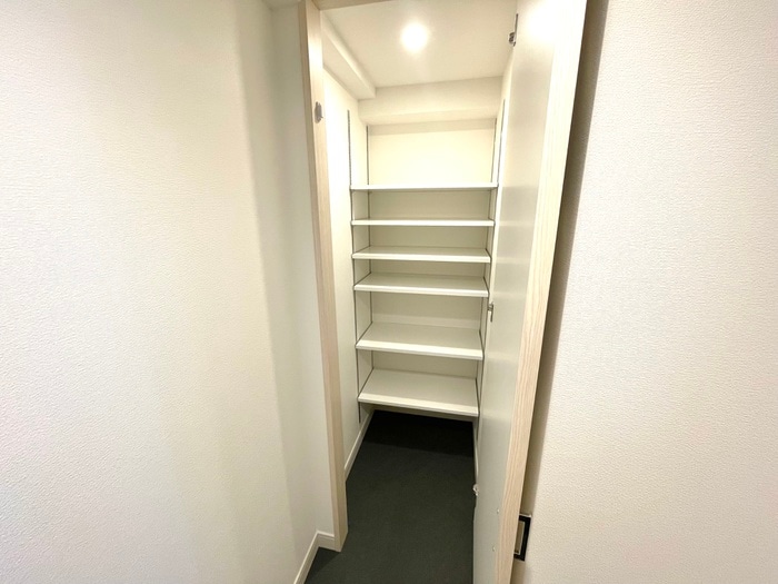 靴箱 ｺﾝﾌｫﾘｱ･ﾘｳﾞ谷町九丁目ｿﾙﾃﾗｽ