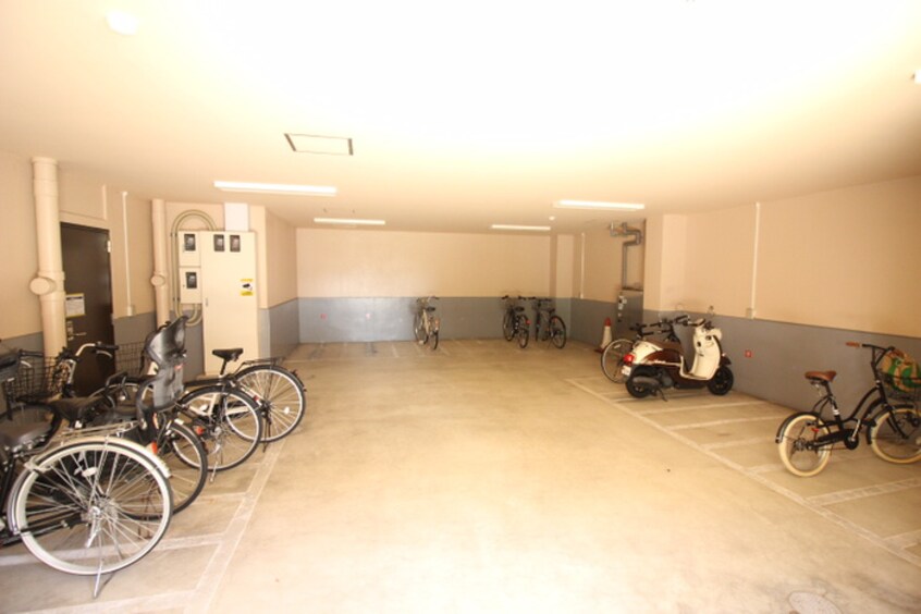 駐輪場 ロイヤルコート岡町