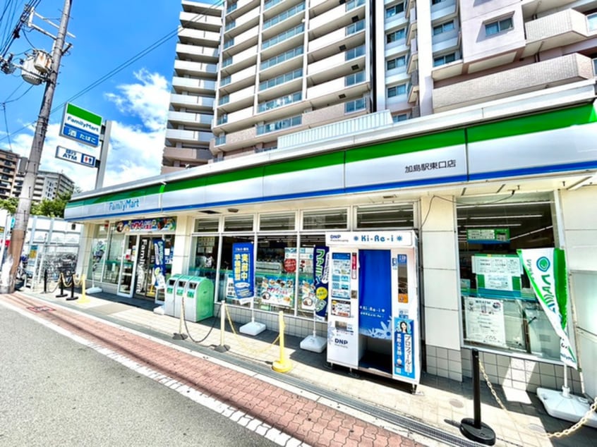 ファミリーマート加島駅東口店(コンビニ)まで600m メルベーユ加島