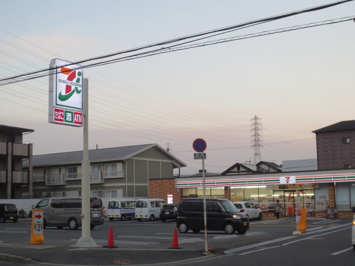 セブンイレブン(コンビニ)まで174m コンフォ－ルふかいのもり