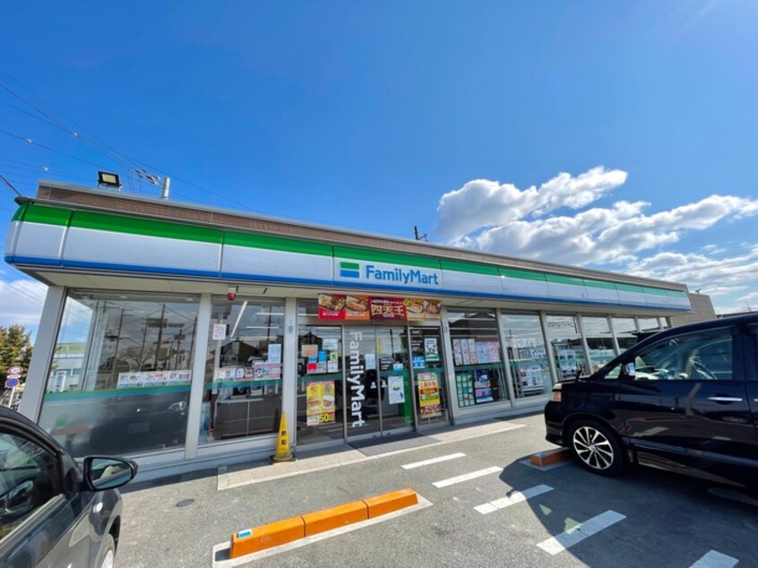 ファミリーマート野洲川橋店(コンビニ)まで800m エステートⅢ