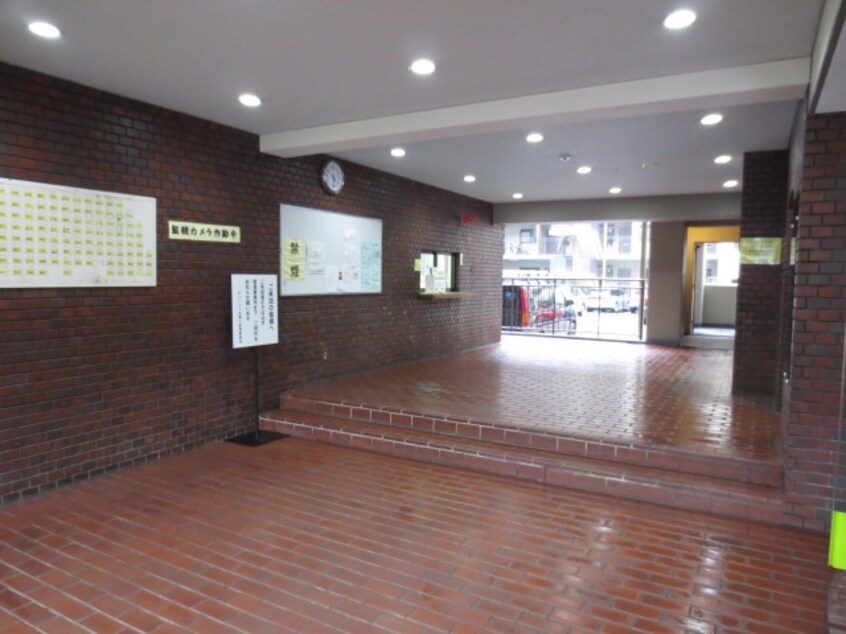 エントランス部分 サンハイツ逆瀬川Ｃ棟（220）