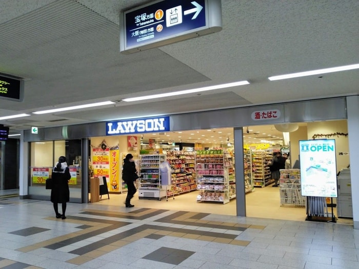 ローソン ＨＡ 川西能勢口東口店(コンビニ)まで500m ジェイドパレス小花