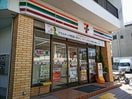 セブン-イレブン 松原上田1丁目店(コンビニ)まで750m コマーノ松ケ丘Ａ棟