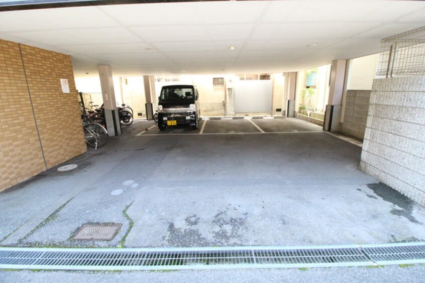 駐車場 ニュ－センチュリ－