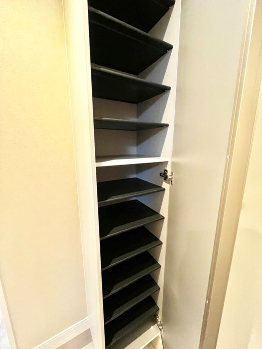 靴箱 KRM　RESIDENCE　TSUKAGUCHI