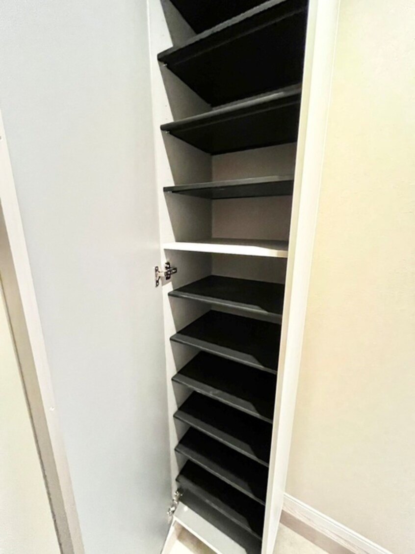 靴箱 KRM　RESIDENCE　TSUKAGUCHI