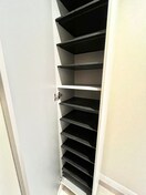 靴箱 KRM　RESIDENCE　TSUKAGUCHI