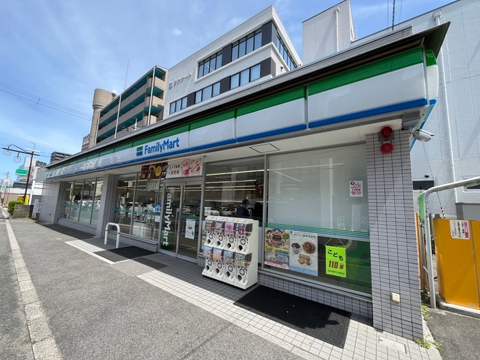ファミリーマート西大路店(コンビニ)まで450m クエスト西大路