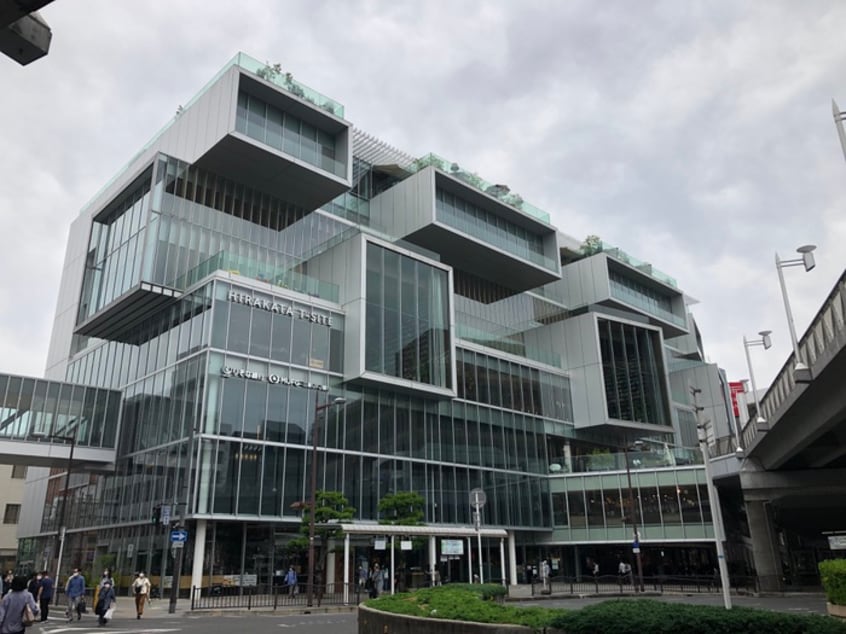 ライフ　枚方T-SITE店(スーパー)まで207m セラフィコート枚方