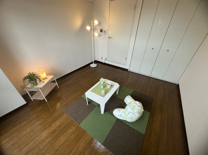 居室 フロ－ラルハイツ服部