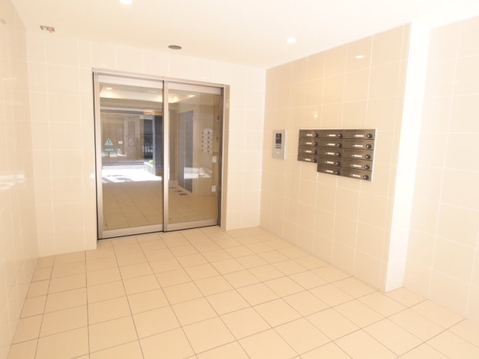 エントランス部分 エイチ・ツーオー布施