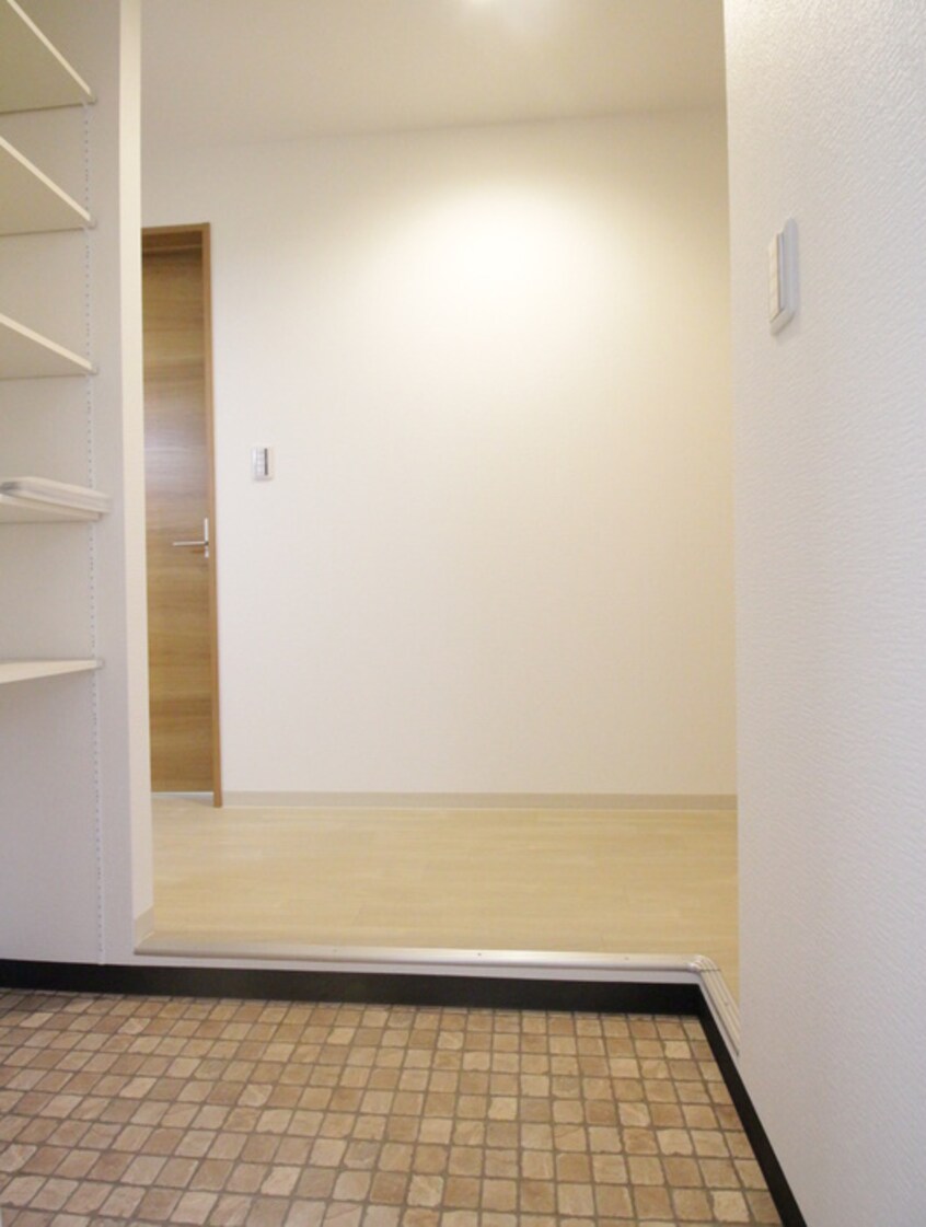 玄関 ノイヴェル布施