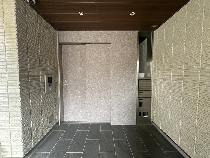 エントランス部分 シャーメゾン本町