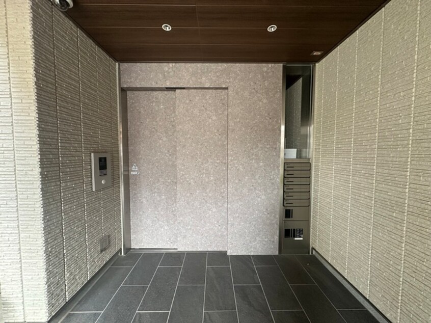 エントランス部分 シャーメゾン本町