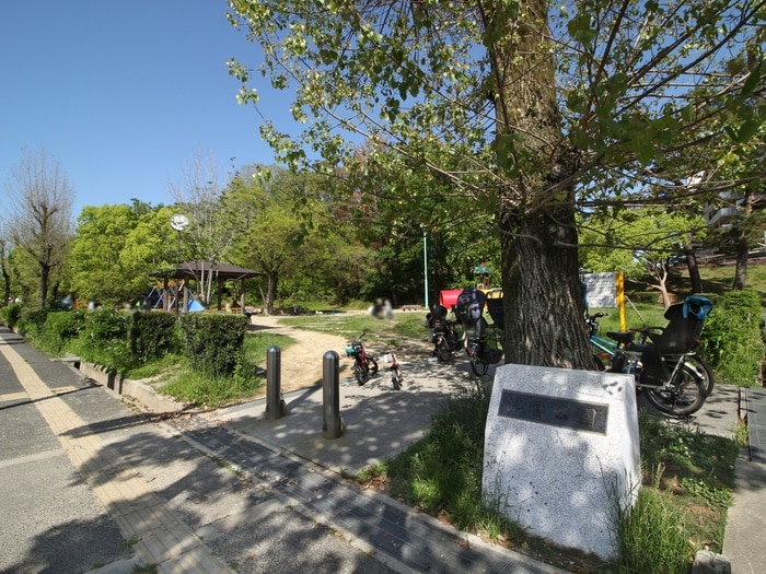 津雲公園(公園)まで513m ﾌﾟﾚﾐｽﾄ南千里津雲台ﾊﾟｰｸﾌﾞﾘｰｾﾞ