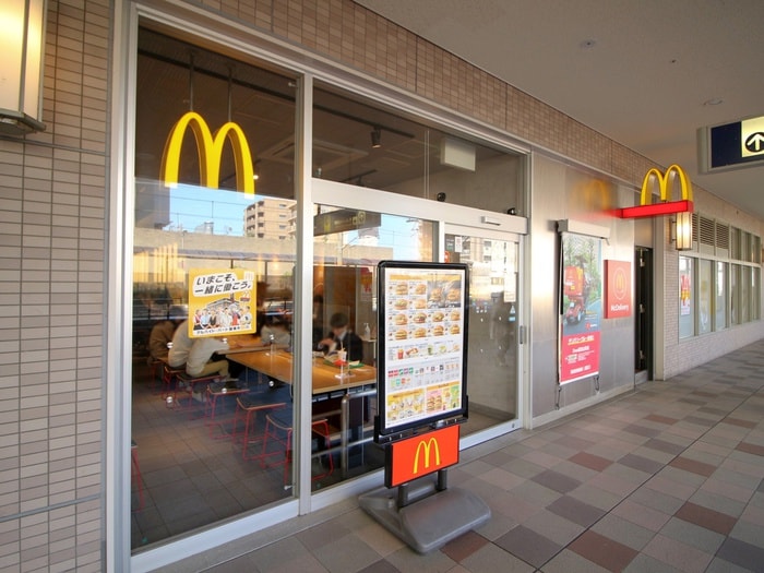 マクドナルドＤｅｗ阪急山田店(ファストフード)まで1000m ﾌﾟﾚﾐｽﾄ南千里津雲台ﾊﾟｰｸﾌﾞﾘｰｾﾞ