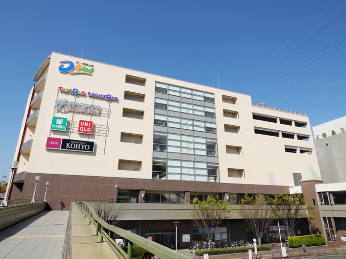 Dew阪急山田(ショッピングセンター/アウトレットモール)まで1000m ﾌﾟﾚﾐｽﾄ南千里津雲台ﾊﾟｰｸﾌﾞﾘｰｾﾞ