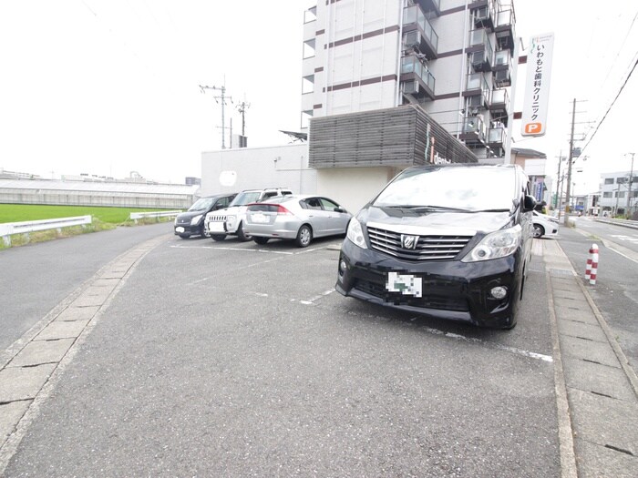 駐車場 シャルレ一番館