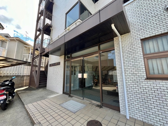 エントランス部分 シャルレ一番館