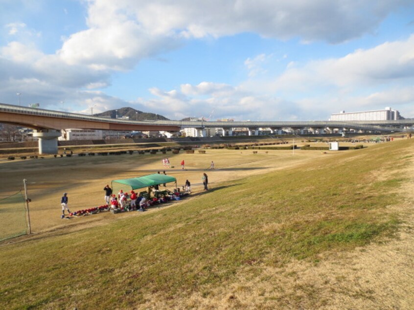 猪名川河川敷(公園)まで90m パウゼ西本町