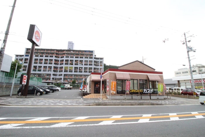 ガスト(その他飲食（ファミレスなど）)まで800m ヴァンベ－ル武蔵