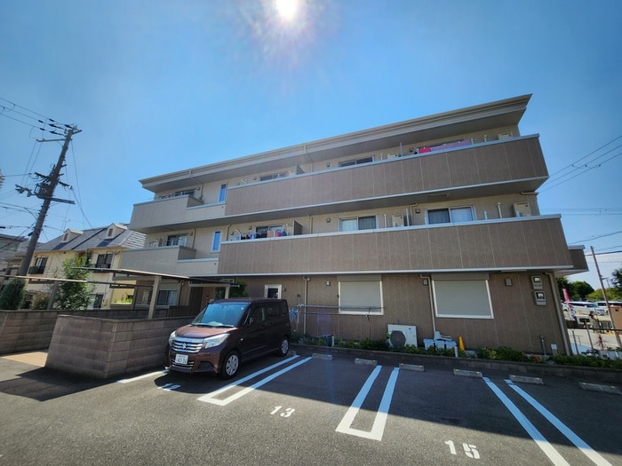 外観写真 ワイ・ワイ・ヒマワリ