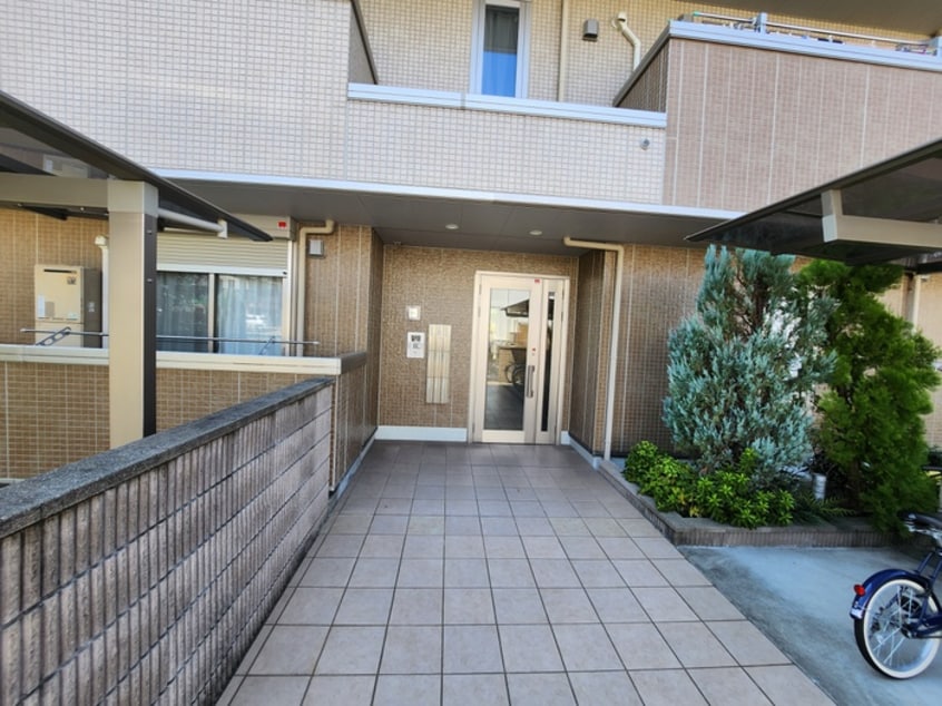 エントランス部分 ワイ・ワイ・ヒマワリ