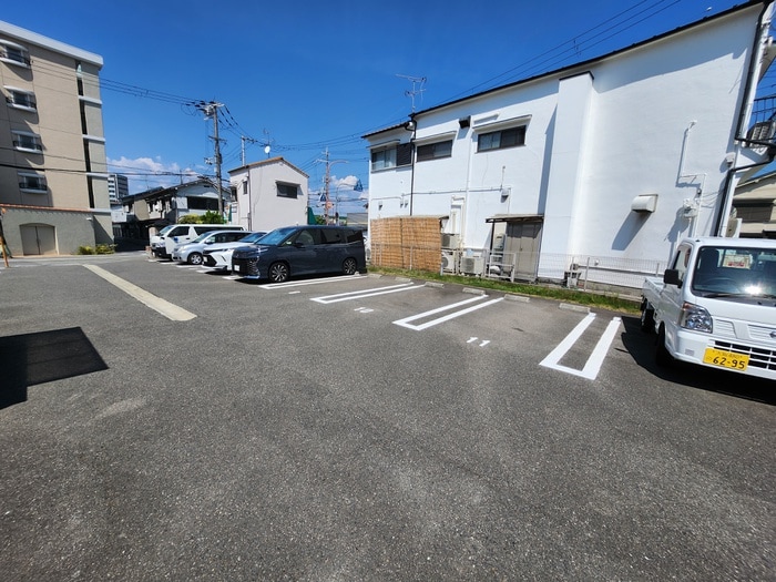駐車場 ワイ・ワイ・ヒマワリ