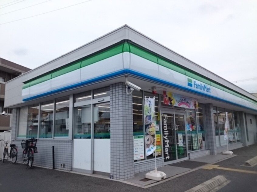 ファミリーマート(コンビニ)まで650m エスポワ－ルパレス