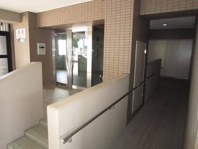 エントランス部分 ファミーユ出戸