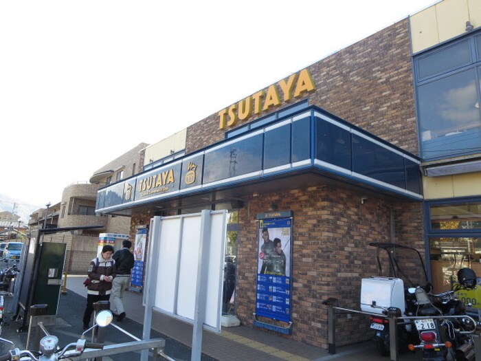 TSUTAYA(ビデオ/DVD)まで80m クレスト松ヶ崎