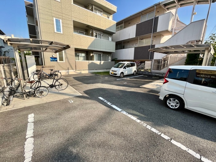 駐車場 ジュン　ジュライ　オーガスト