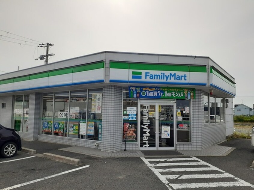 ファミリーマート(コンビニ)まで474m メゾン・モンタ－ニュ